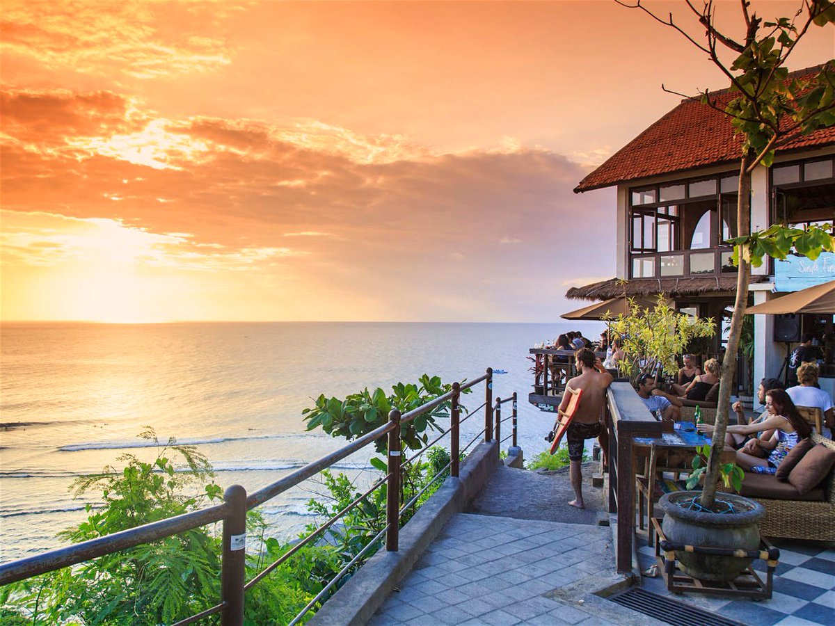 Gather_World's tweet photo. Here are the life lessons you learn from long-term travel 🌀 #gather #travel #wanderlust #lifelessons #inspire

https://t.co/FwfchYmwOu https://t.co/LkzH775QqA