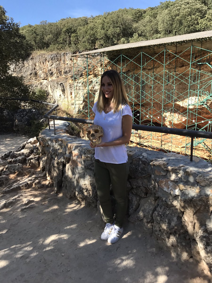 Sabéis que mi amiga @edurnity es una apasionada de prehistoria.En la foto con reproducción de mi cráneo en Atapuerca. Qué gran embajadora!