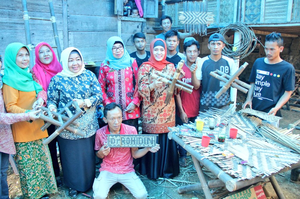 mediacenterBKL's tweet photo. Usai acara Harganas 2017, Plt Gubernur Bengkulu beserta istri mampir ke rumah usaha anyaman bambu di Desa Kelilik Kepahiang. https://t.co/IV2NFNjhiU