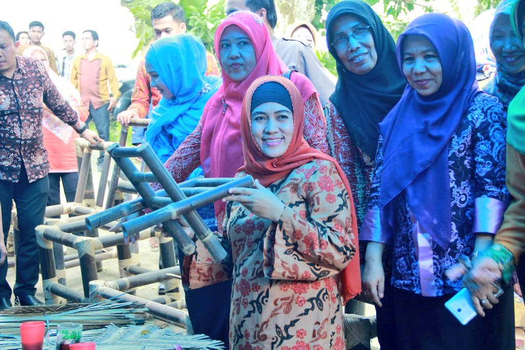 mediacenterBKL's tweet photo. Usai acara Harganas 2017, Plt Gubernur Bengkulu beserta istri mampir ke rumah usaha anyaman bambu di Desa Kelilik Kepahiang. https://t.co/IV2NFNjhiU
