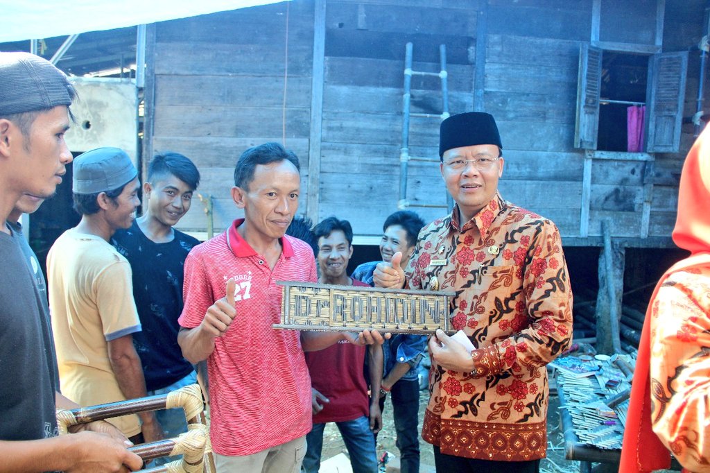 mediacenterBKL's tweet photo. Usai acara Harganas 2017, Plt Gubernur Bengkulu beserta istri mampir ke rumah usaha anyaman bambu di Desa Kelilik Kepahiang. https://t.co/IV2NFNjhiU