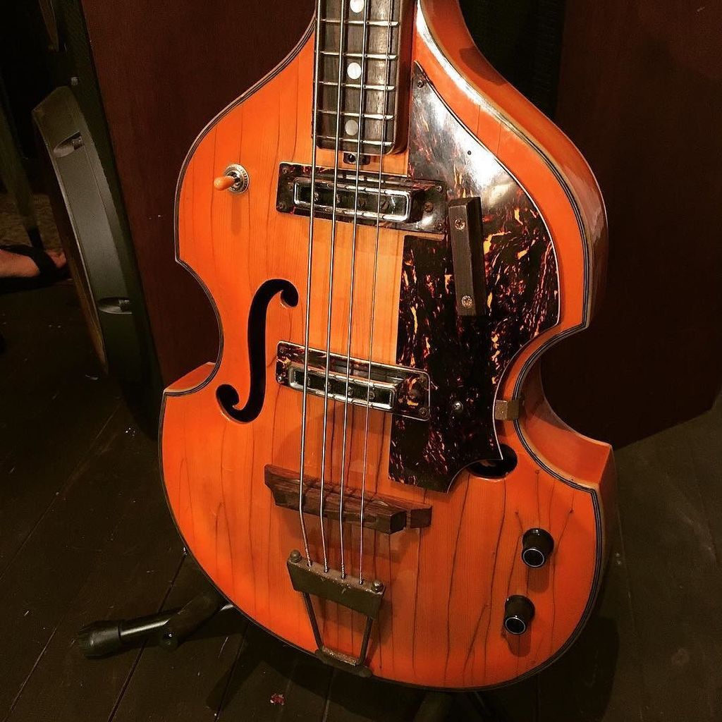 TeiscoやKawai,Burns,Firstman等にある大きいボディのバイオリンベース 