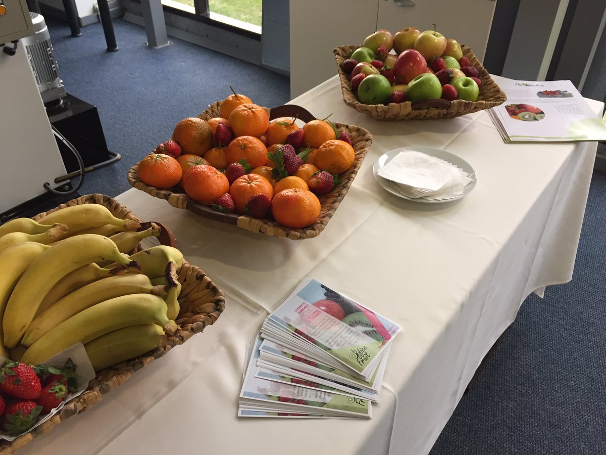 swmontevideo's tweet photo. Así empieza la mañana en @Ideingenio #swmvd17 🍎🍏🍌🍓 https://t.co/bXgiyyOcrD