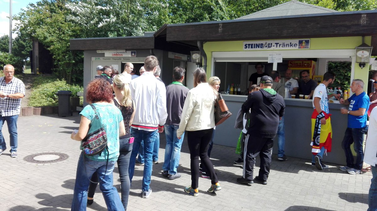 Curiosa escena en Homberg. Los aficionados llegan con tiempo para comer.