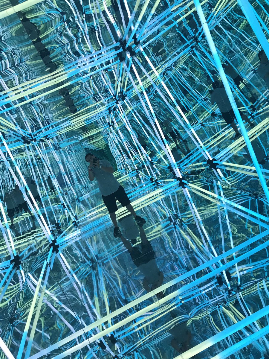 chadtons's tweet photo. Meet #Tesseract...the @HP and @intel installation at @PanoramaNYC where light and reflection become one. #infinitymarketingteam https://t.co/2713EAda0X