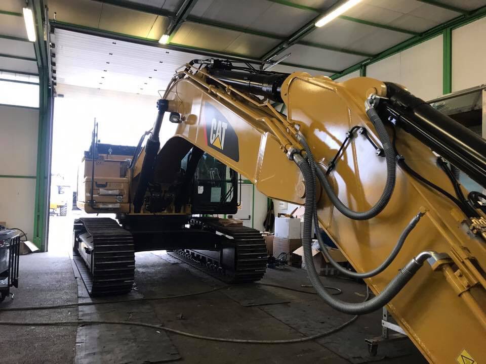 T_Bernesga's tweet photo. Installation of automatic greasing system Groeneveld Twin 3 to #caterpillar 326F. #groeneveld #twin #efficiencyatwork #bespoke https://t.co/2bcX8mB0pg