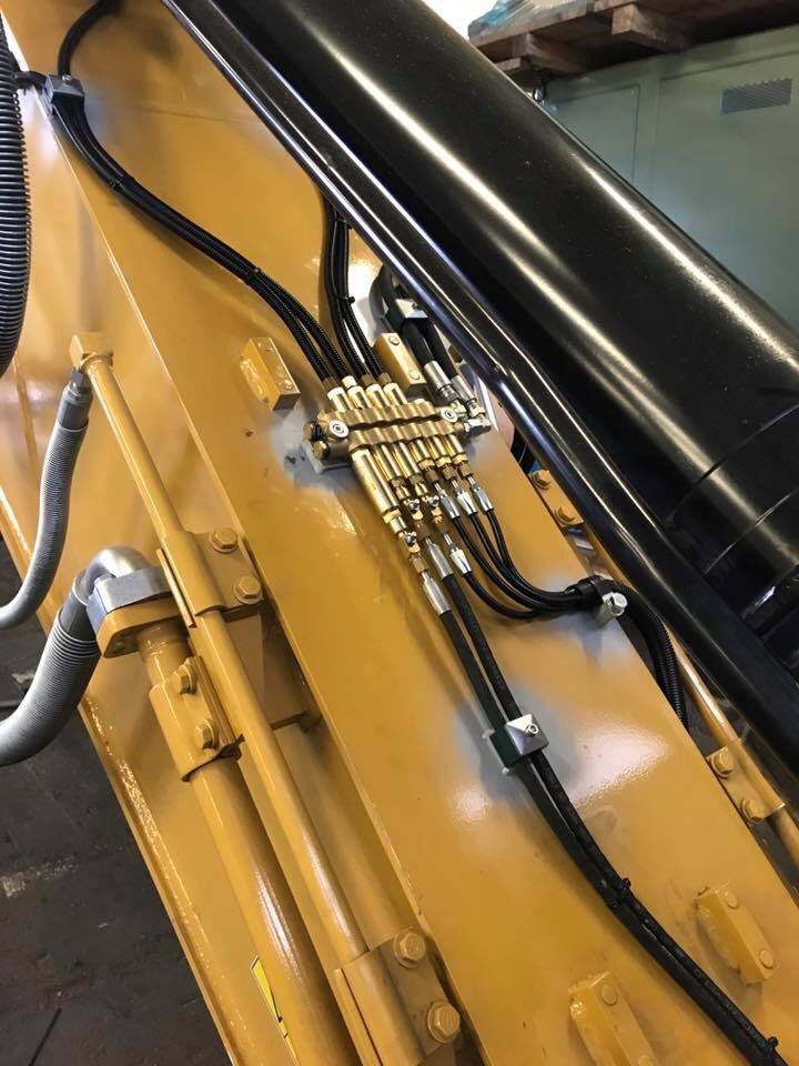 T_Bernesga's tweet photo. Installation of automatic greasing system Groeneveld Twin 3 to #caterpillar 326F. #groeneveld #twin #efficiencyatwork #bespoke https://t.co/2bcX8mB0pg