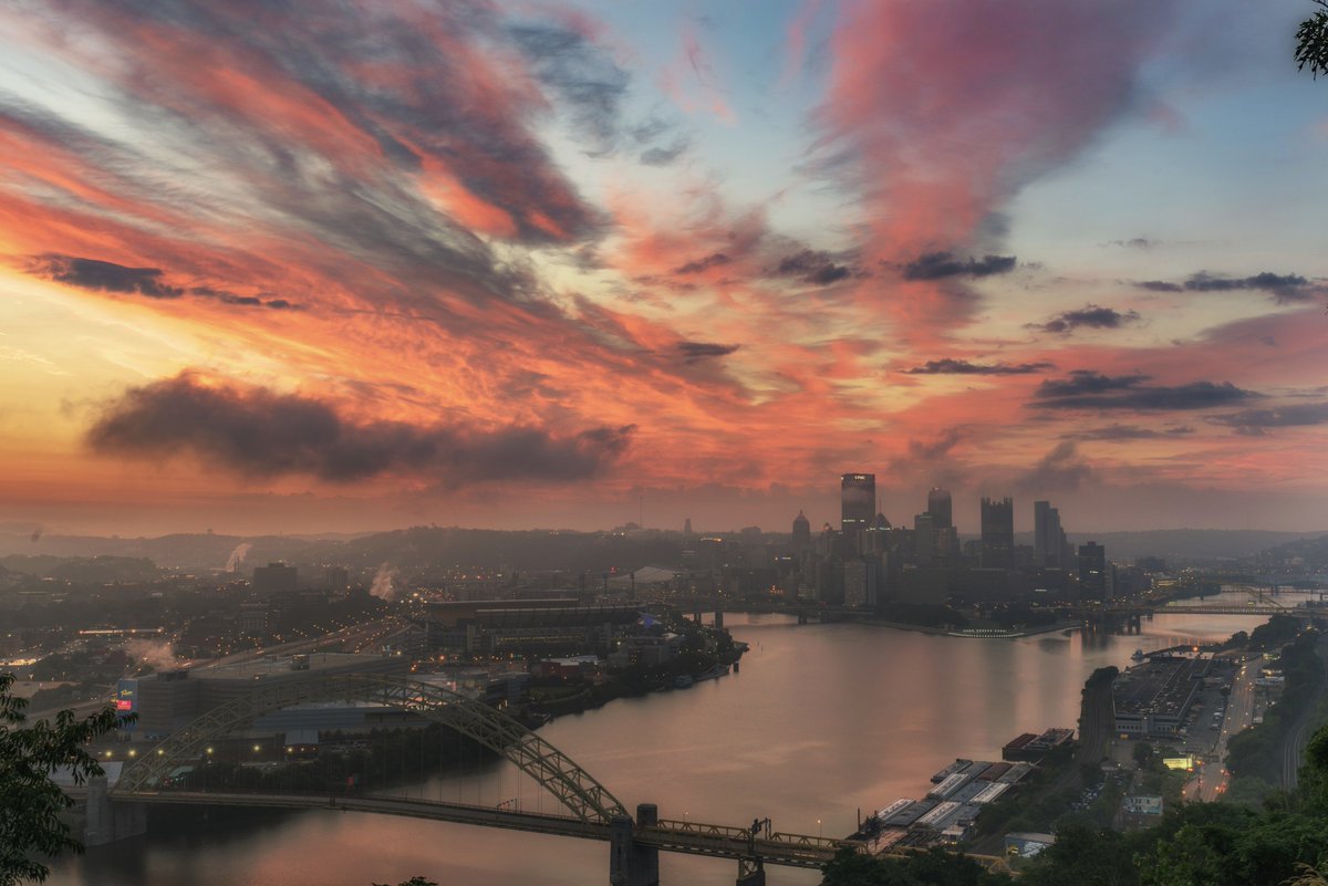 DaveDiCello's tweet photo. Sometimes I'm not convinced that the sky behind #Pittsburgh at sunrise isn't just an enormous painting, especially when it looks like this https://t.co/4OiTgr9l73