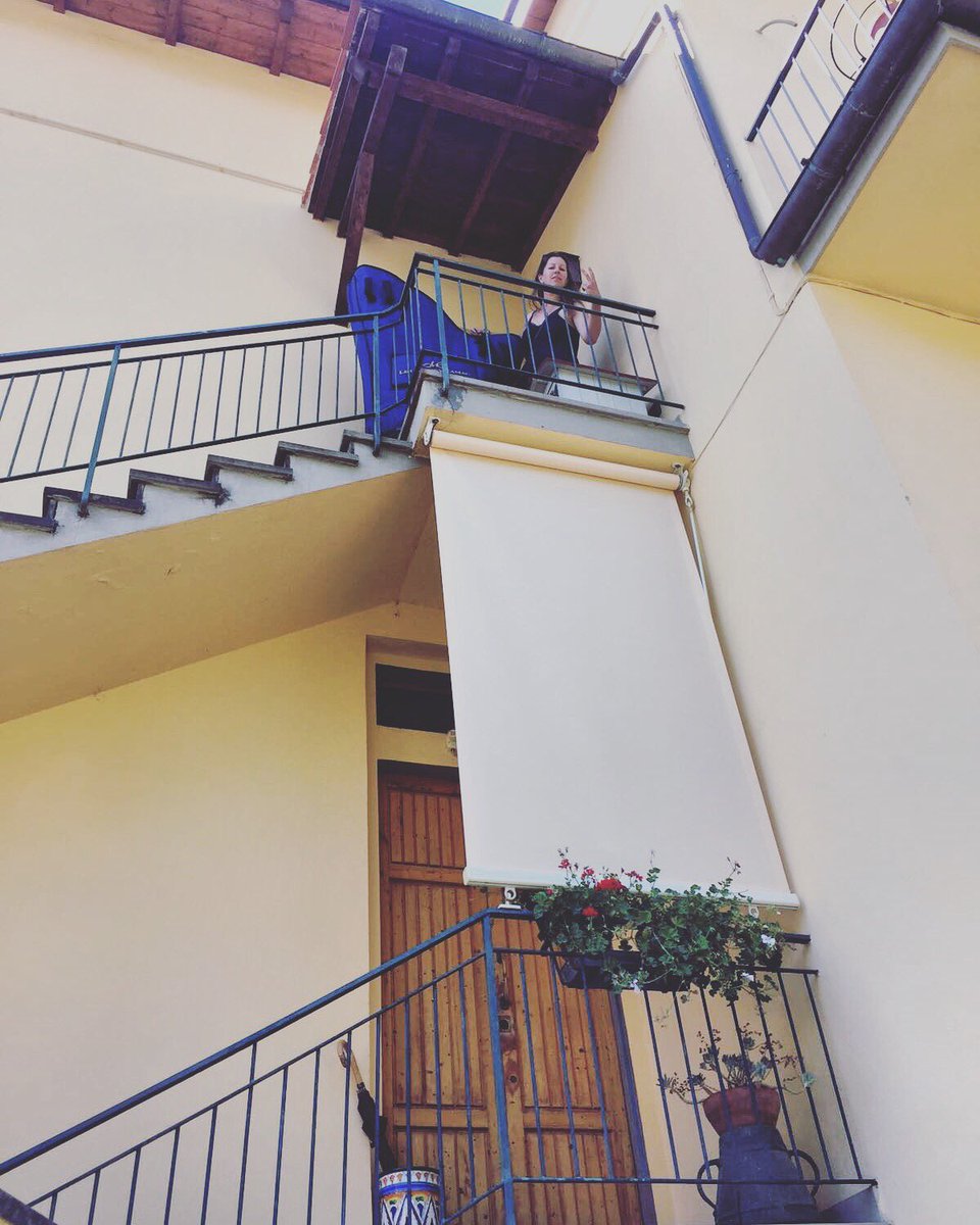 taramintonmusic's tweet photo. Stairs! FFS @gypsyharpbazaar #stairscanfuckrightoff #harpproblems #tourlife https://t.co/fo2Yvhqvop