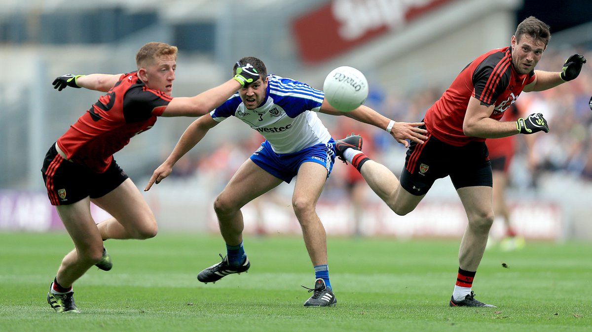 RTEgaa's tweet photo. Monaghan lead by 5 with 10 minutes left in normal time. Down 1-13 Monaghan 1-18. LIVE updates: https://t.co/PXA6mdrNDl #rtegaa #DownVMon https://t.co/VKzhVfn3X0