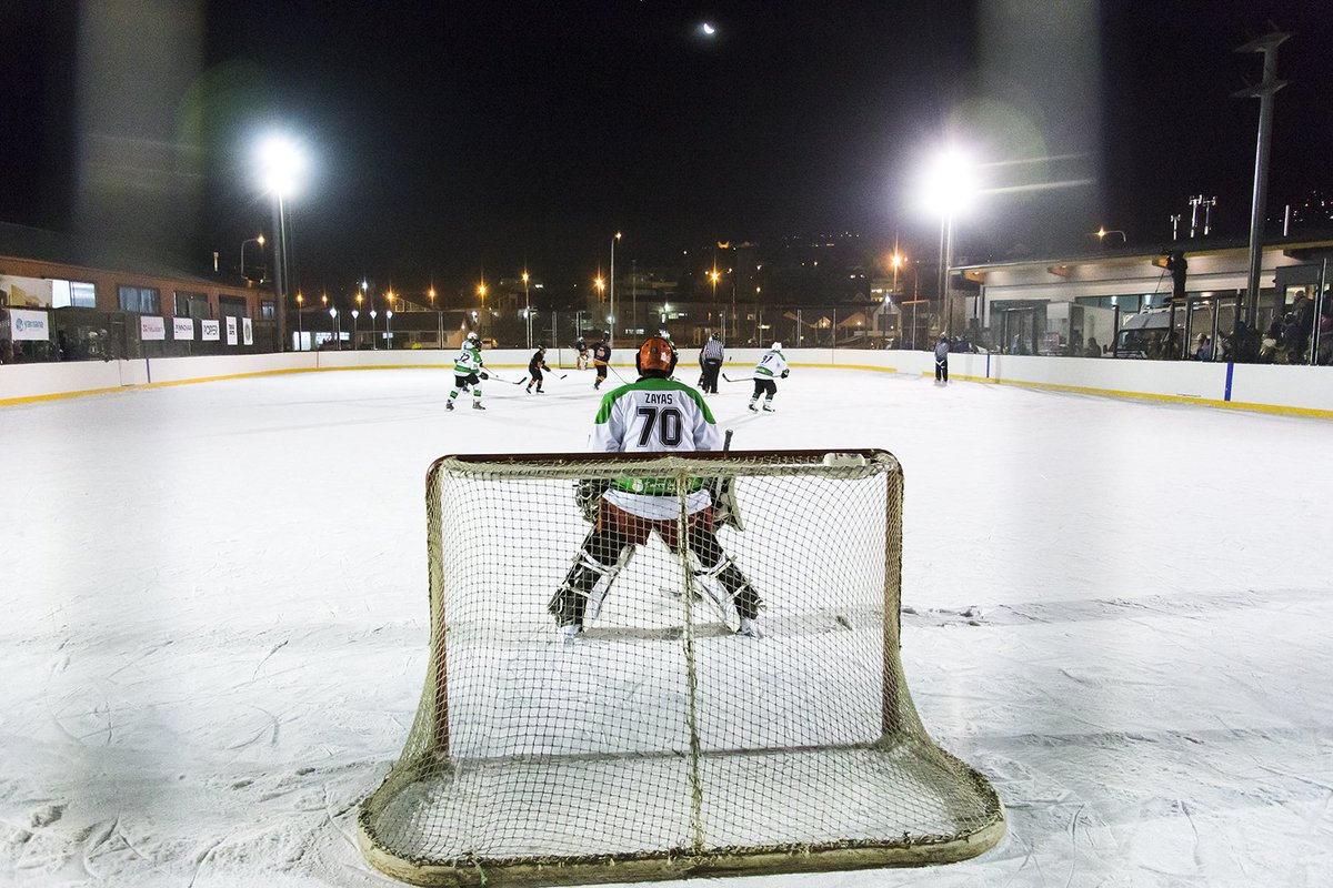 chino_mero's tweet photo. Gran final "COPA FIN DEL MUNDO" en #ushuaia #Argentina #hockey #IceHockey #tierradelfuego #copafindelmundo #deporte https://t.co/GbxjaIRPSz https://t.co/7H2JOWOVKG