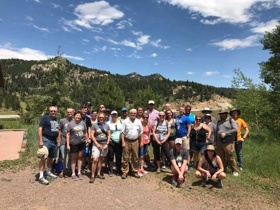 secularoasis's tweet photo. Yesterday afternoon Oasienes went to the @FoodBankRockies &amp; another group went on a hike!
#OasisSummit #communitybuilding #volunteer #Hike https://t.co/SpLbIBF8sy