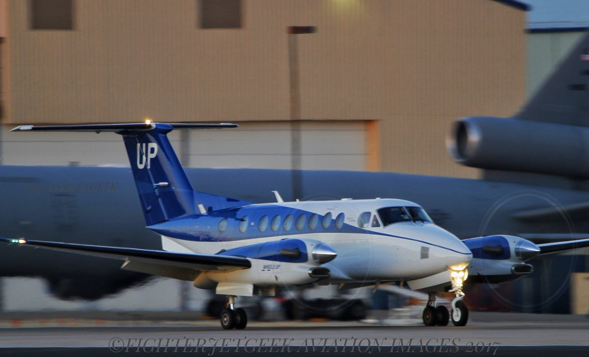 fighterjetgeek's tweet image. 'Evening Arrival' ~ A #Beechcraft #KingAir operated by @WheelsUp8760 arriving at #KOKC just as the sun brushes the horizon. #FighterJetGeek