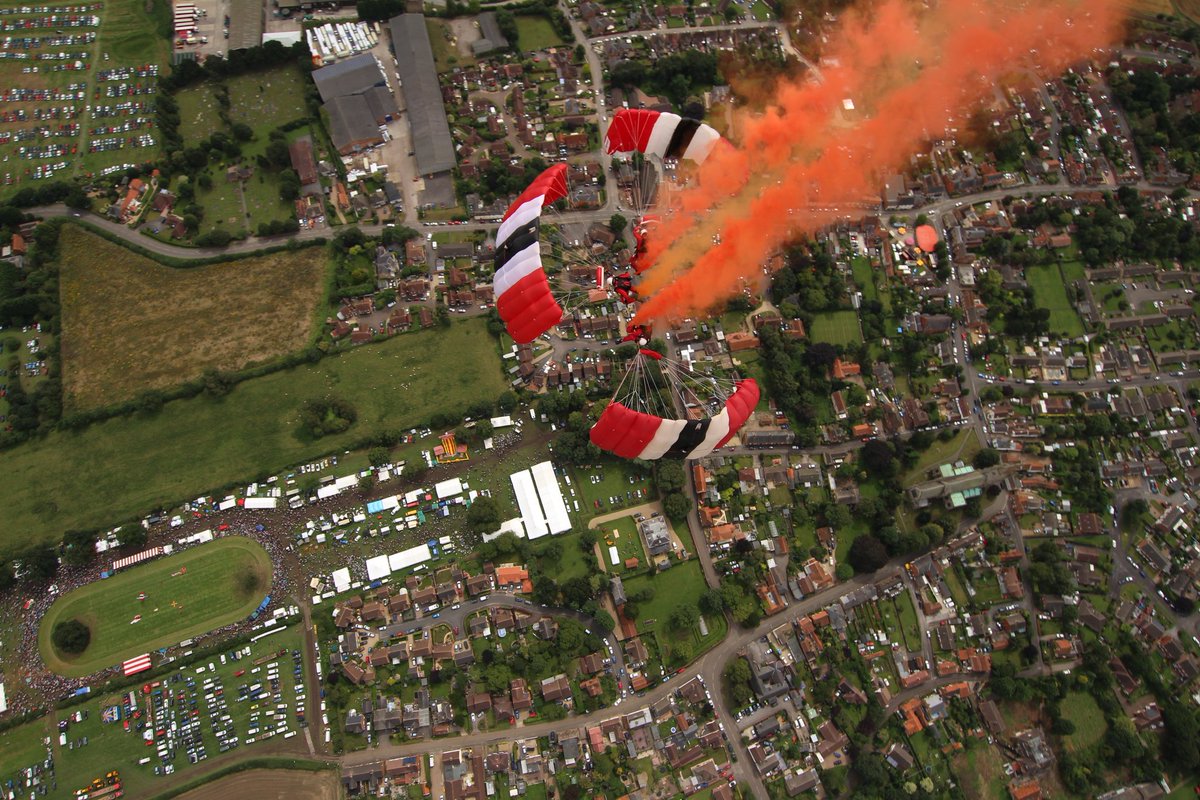 RedDevilsOnline's tweet photo. @HeckingtonShow It was a pleasure, have a great evening. Here are a few pics from today's display #RedDevilsDisplay #parachutedisplay https://t.co/vvl2C10RqX