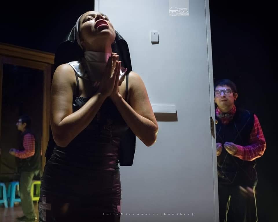 MicroTeatroMex's tweet photo. Penúltimo día de @LaTejedoraMT @PasosMicro @ElAsesinoMicro #nasty  @LAALEREYES @rosa_trujillo @escenamxcontemp @KarolaMiskezz @char71brown https://t.co/RAFxTJBPY7