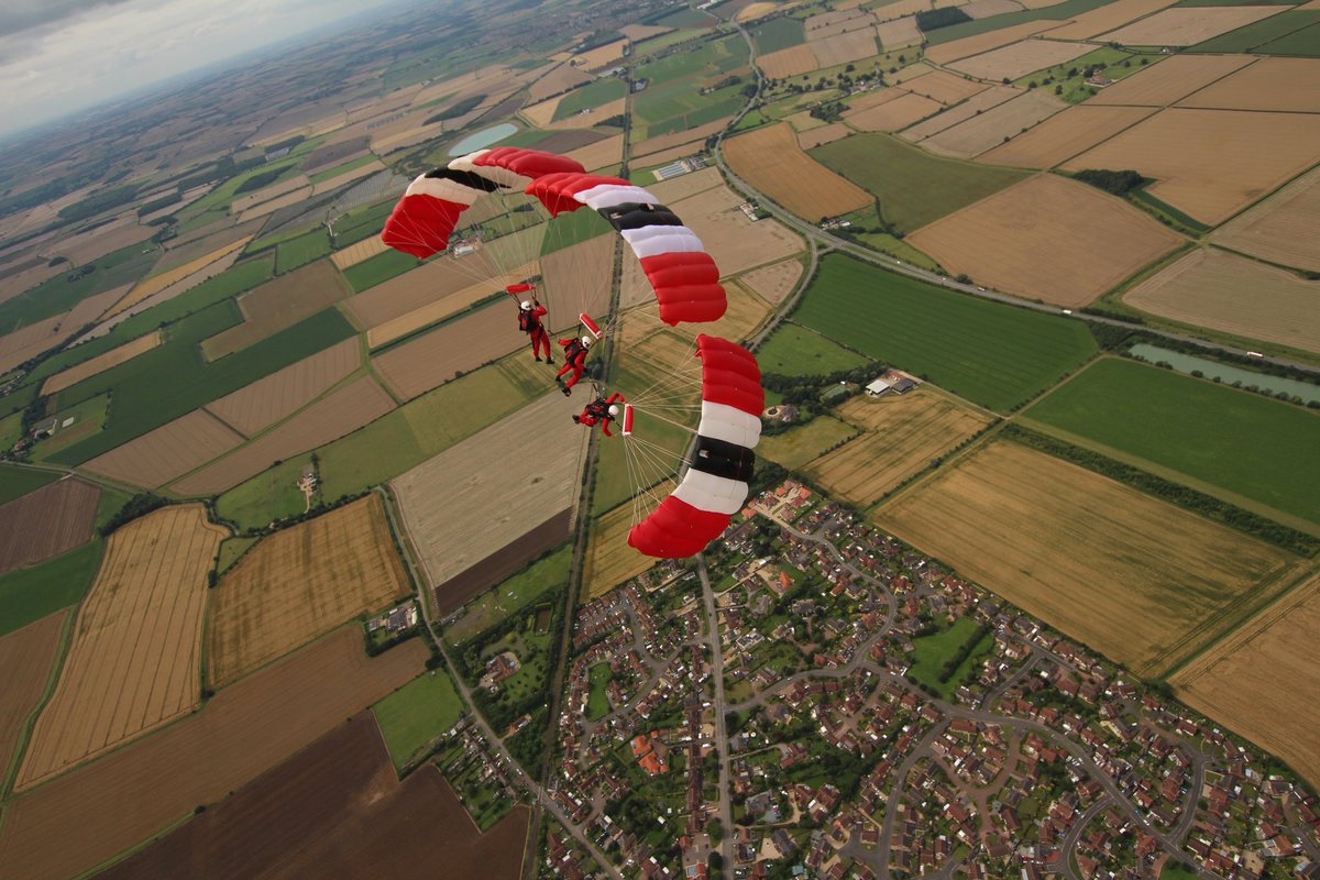 RedDevilsOnline's tweet photo. @HeckingtonShow It was a pleasure, have a great evening. Here are a few pics from today's display #RedDevilsDisplay #parachutedisplay https://t.co/vvl2C10RqX