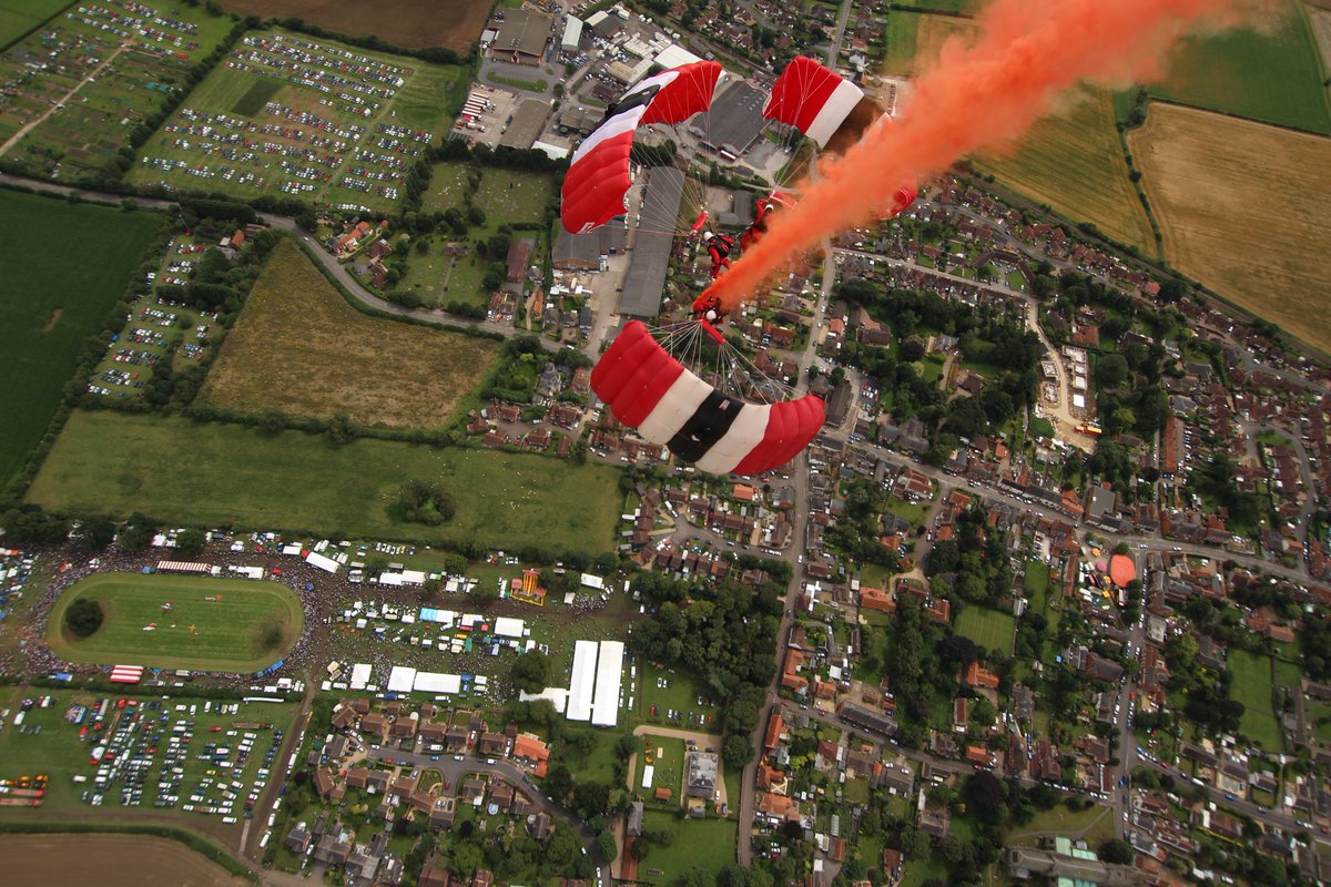 RedDevilsOnline's tweet photo. @HeckingtonShow It was a pleasure, have a great evening. Here are a few pics from today's display #RedDevilsDisplay #parachutedisplay https://t.co/vvl2C10RqX