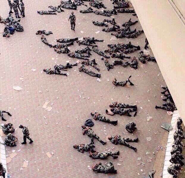 ali11iraq's tweet image. نذهب الى السعودية وننام بأرقى الفنادق ونأكل أطيب الطعام بأمن وطمأنينة ومن يقم بحمايتنا ينام هكذا👇
#الحرمين_بيد_امينه