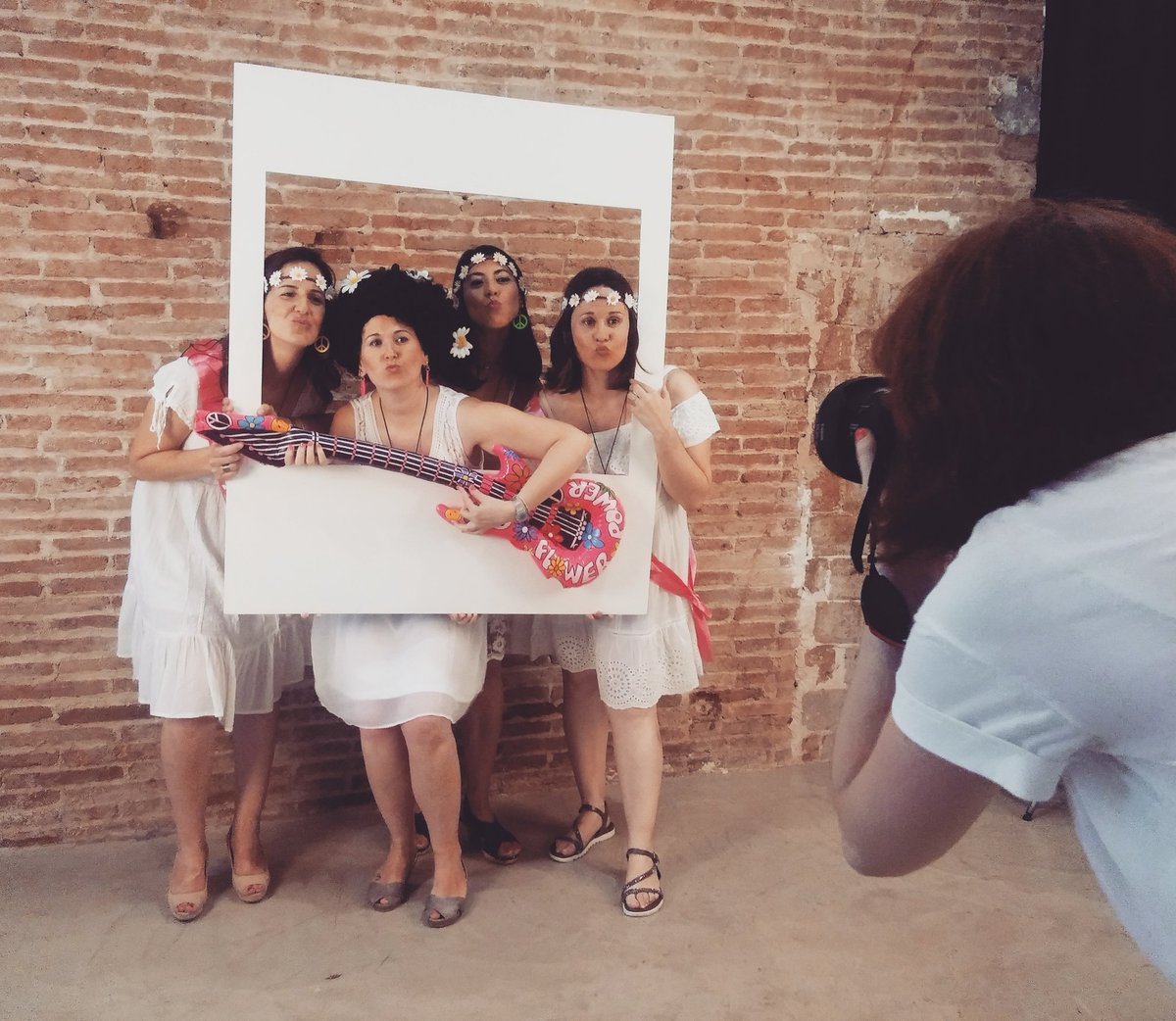 FUNstagephoto's tweet photo. Peace&amp;Love ✌🌸#noshacemosunasfotos #havefun #goodday #funstagephoto #amigas #photoshoot #planesdechicas https://t.co/FpLTQ4HuQy