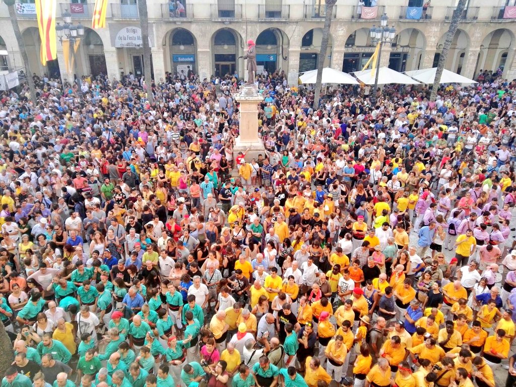 PLVNG's tweet image. Pl. Vila plena de goma gom i multicolor 💛💚💜
Les imatges parlen per sí mateixes
ESPECTACULAR #Diada #FestaMajorVng 
👏FELICITATS @bordegassos