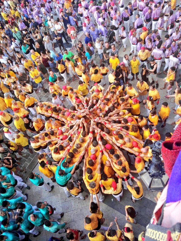 PLVNG's tweet image. Pl. Vila plena de goma gom i multicolor 💛💚💜
Les imatges parlen per sí mateixes
ESPECTACULAR #Diada #FestaMajorVng 
👏FELICITATS @bordegassos