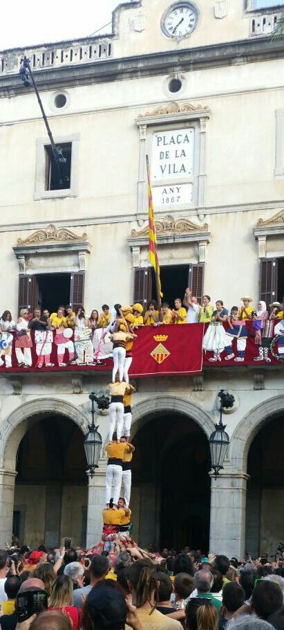 PLVNG's tweet image. Pl. Vila plena de goma gom i multicolor 💛💚💜
Les imatges parlen per sí mateixes
ESPECTACULAR #Diada #FestaMajorVng 
👏FELICITATS @bordegassos