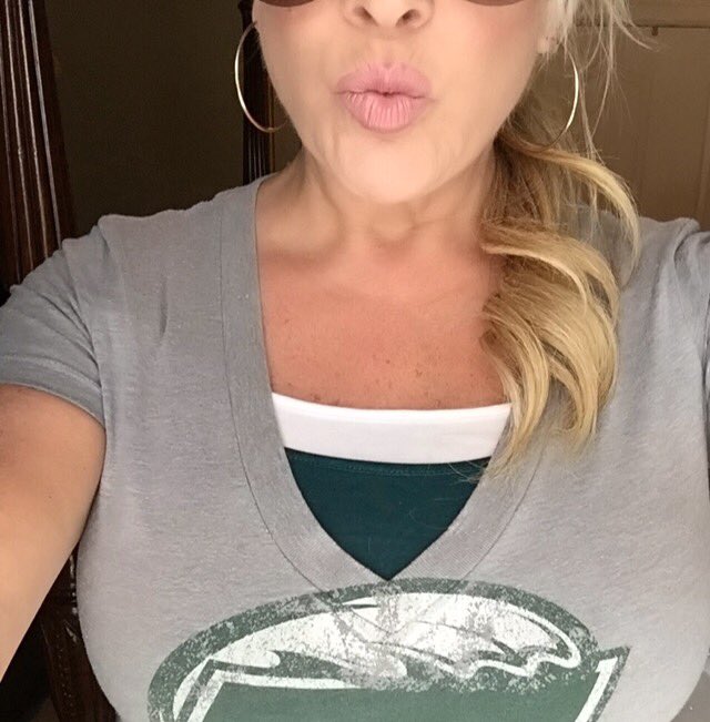 _loriLLC's tweet photo. 💋... #NationalLipstickDay #Mac #CremeCup https://t.co/HZjOUdifaE