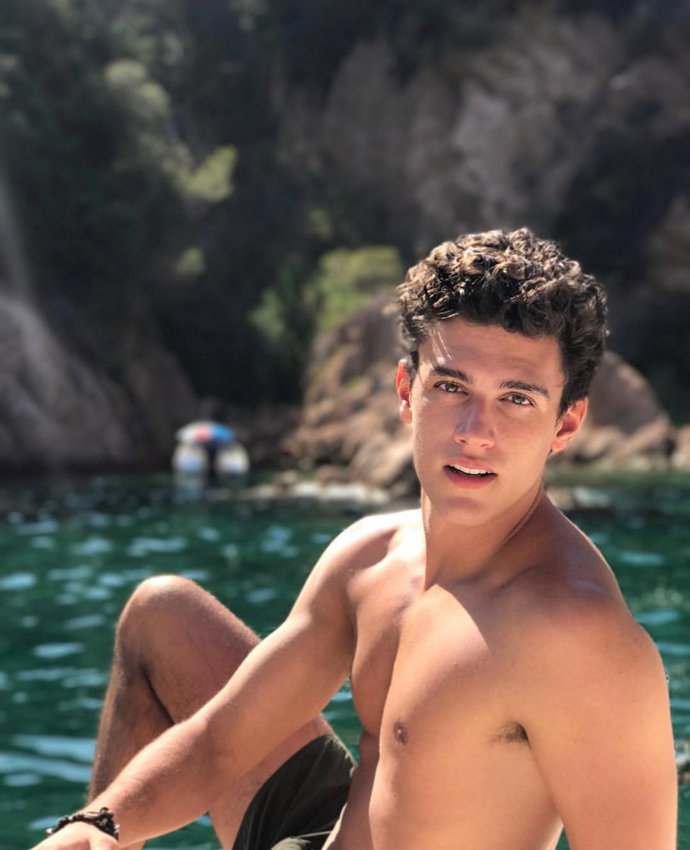 IanBCassano's tweet photo. Who posed better? 🤔💦 https://t.co/5DDVhlCV7c