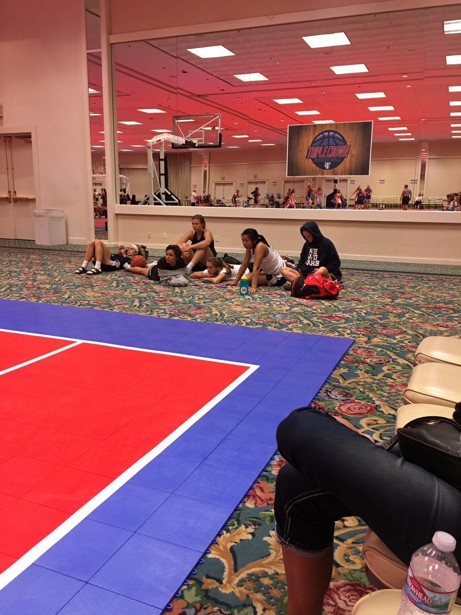 NWSelect's tweet photo. 17U Navy advances with the win over Xpress Shon Elite!
#nwstars #onetwostars https://t.co/W0ke1gzgx7