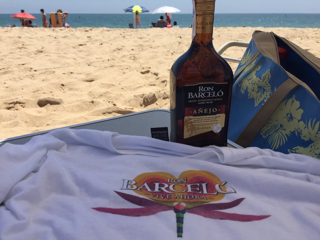 franPS46's tweet photo. @RonBarceloSpain #LibeForever #FollowdeLibe Verano con ron en la mano 🍹🍹 https://t.co/Cn22y0HFxd