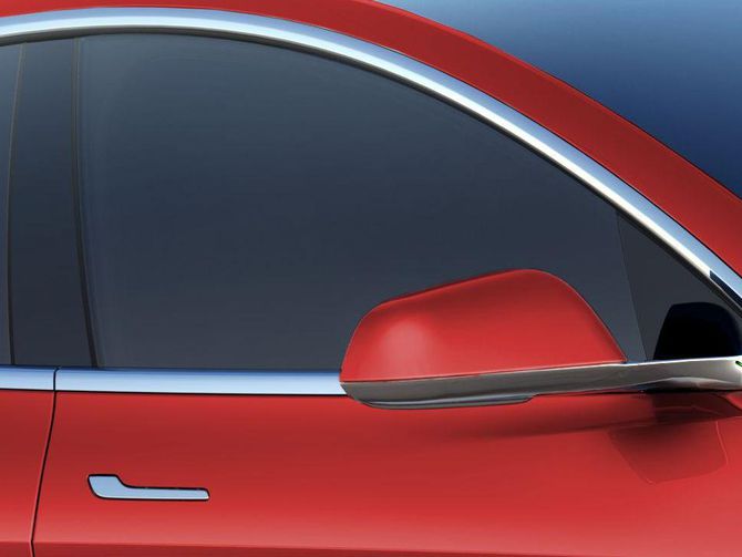 CNET's tweet photo. Tesla Model 3 has no key, so don't forget your phone https://t.co/Qf9u5UbLP6 https://t.co/cIMLIV7VE6