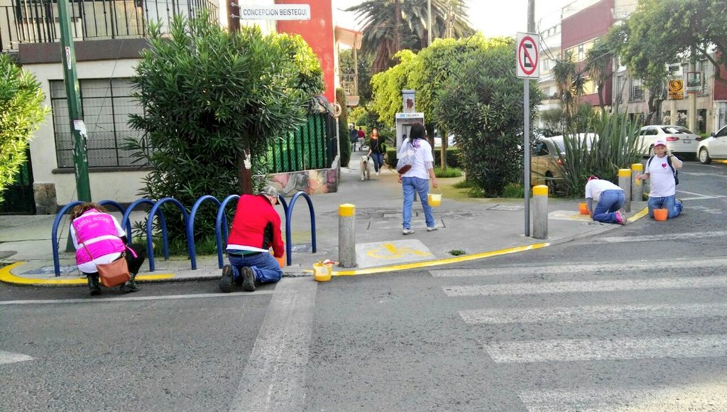 LaSEMOVI's tweet photo. Con las jornadas de #TuCiudadTeRequiere se realiza barrido y balizado en calles y avenidas @DelegacionBJ https://t.co/D4DyIiTcMV