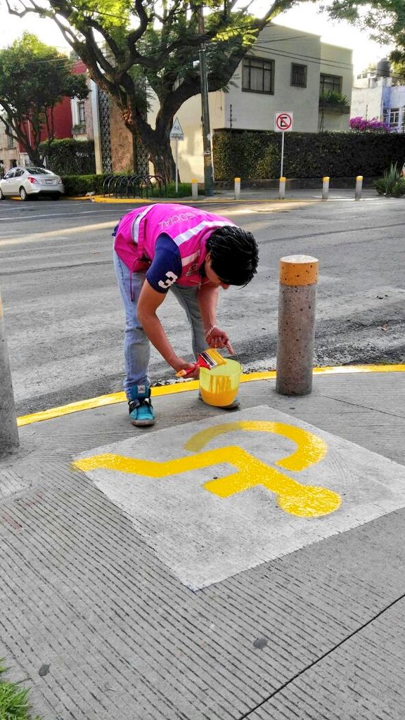 LaSEMOVI's tweet photo. Con las jornadas de #TuCiudadTeRequiere se realiza barrido y balizado en calles y avenidas @DelegacionBJ https://t.co/D4DyIiTcMV