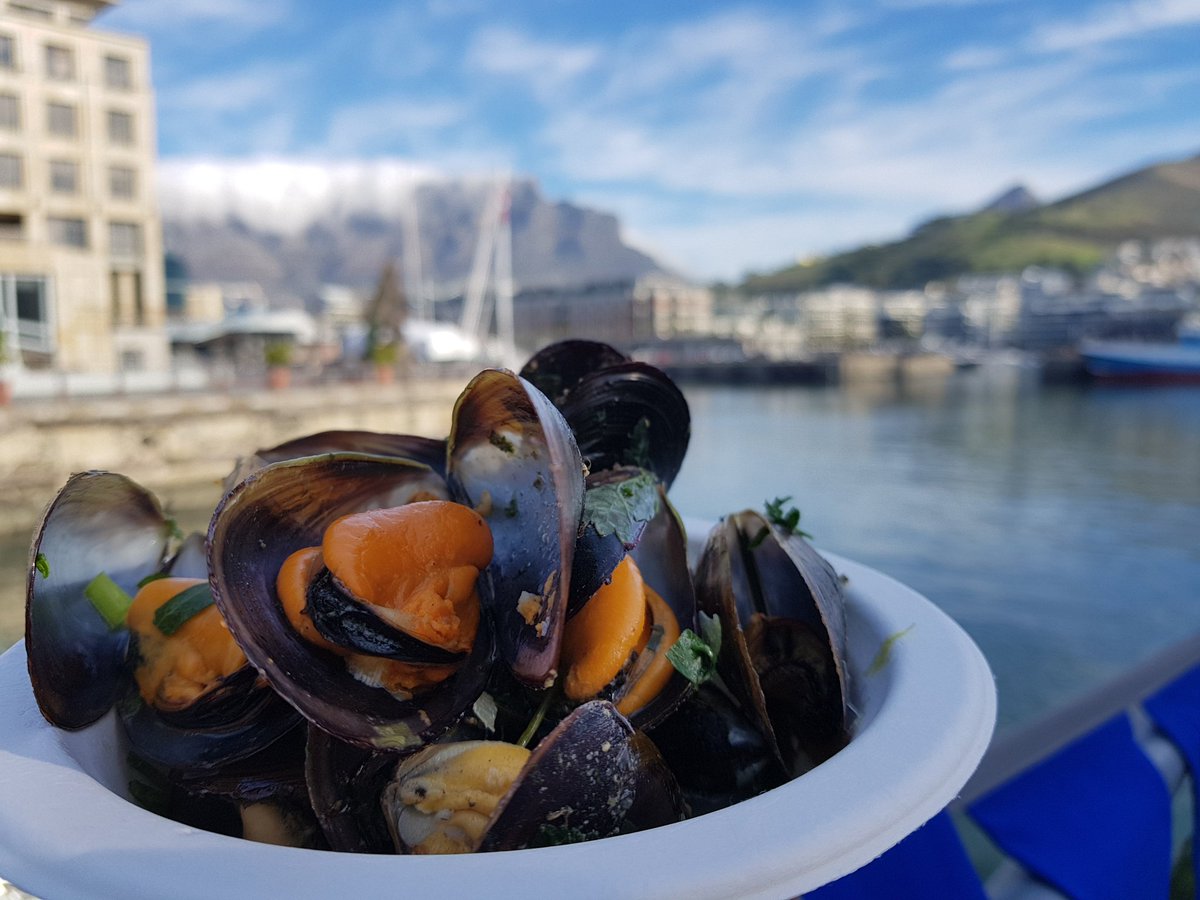 TyroneRothwell's tweet photo. #CapeTown best #mussels gorgeous #wine listening to a sax and the beautiful #tablemountain in the background #ultramussels @den_anker https://t.co/iTybhkf7Gr