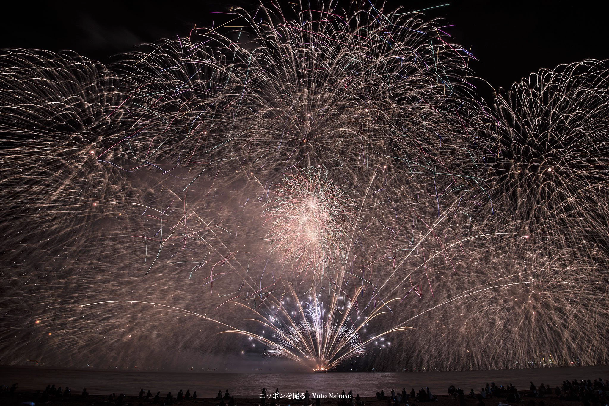 ファンタジックな世界観切り取ったような三重県の花火が美しいww
