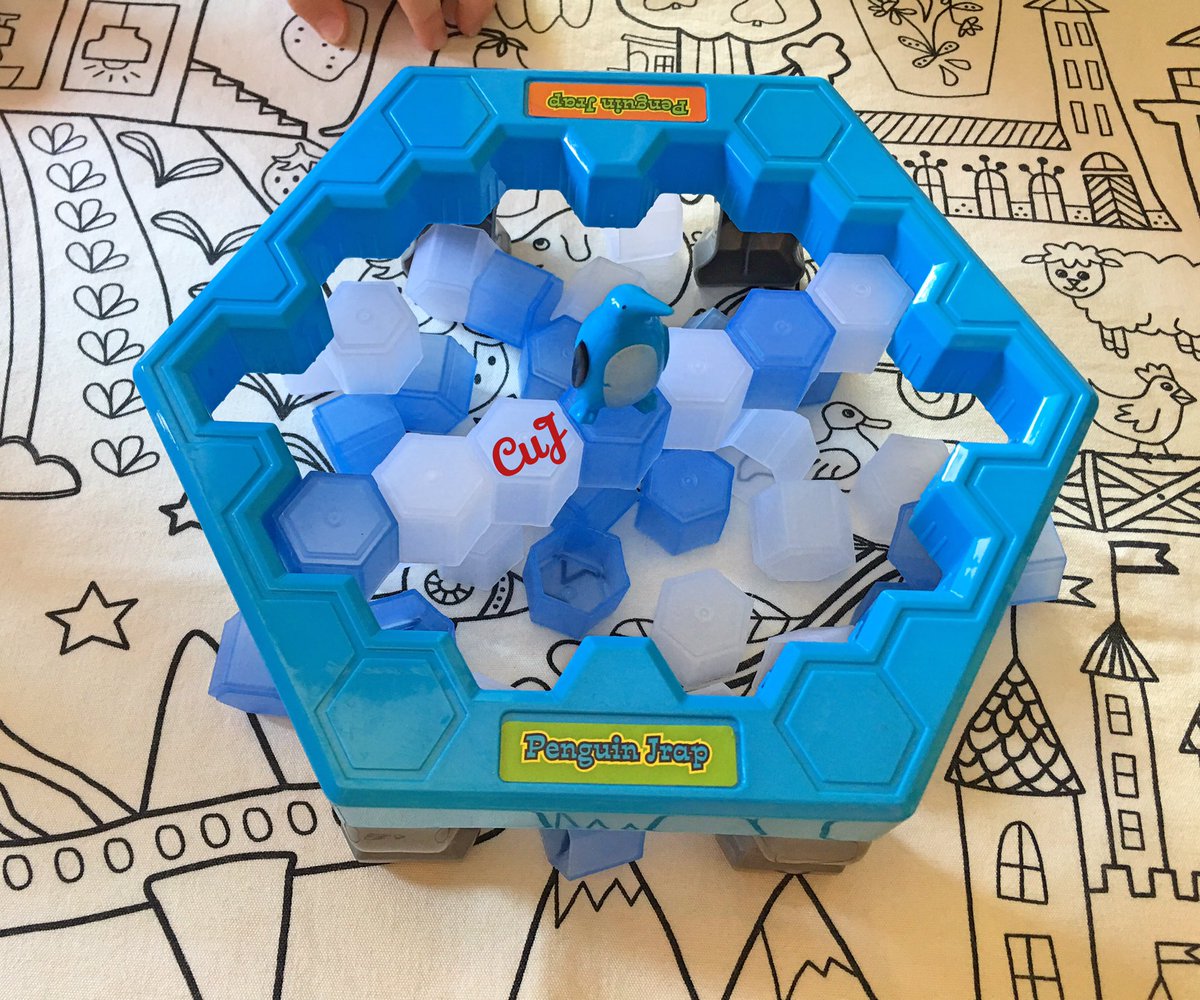 Cuentameunjuego's tweet photo. Viviendo al límite... #PenguinTrap https://t.co/i7jMWSz3WJ