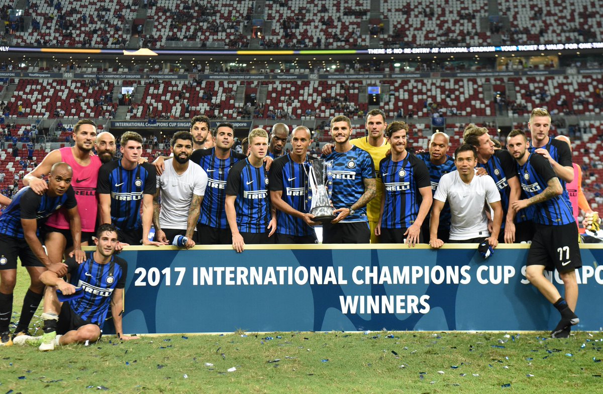 Hen imod weekend Midlertidig Squawka Live al Twitter: "Inter Milan players celebrate winning the International  Champions Cup after beating Chelsea 2-1 in Singapore.  https://t.co/EcKnOAPnTP" / Twitter