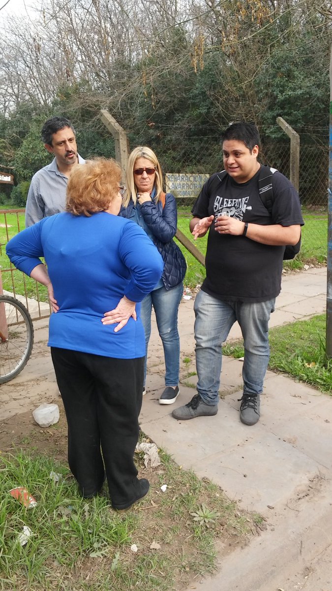 jarroyosi's tweet photo. La gente se acerca a preguntar y hablar con nosotros!! Los vecinos de #VillaZapiola quieren cambiar, #CambiandoJuntos. https://t.co/eBtnj7tbs1
