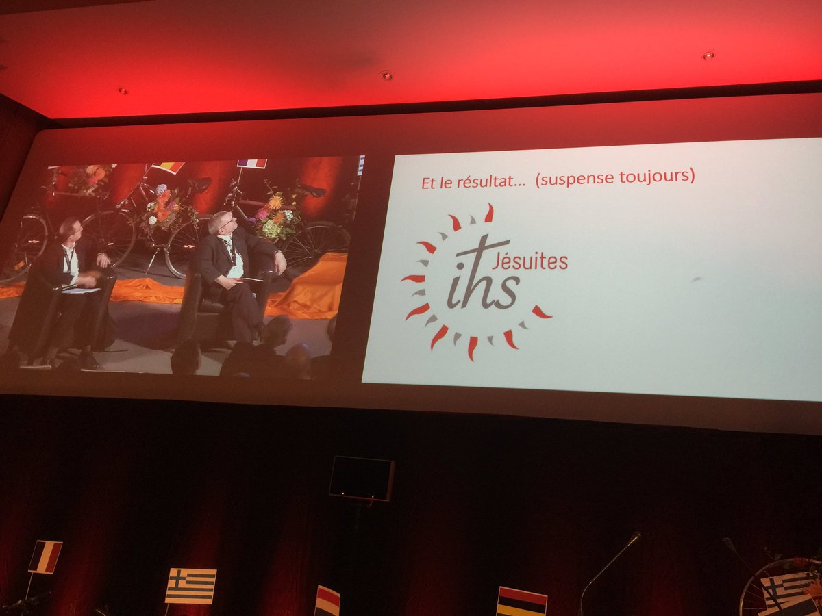 Jesuites's tweet photo. L'équipe communication présente le nouveau logo de la nouvelle Province #jésuite EOF https://t.co/LLSAaei3iA