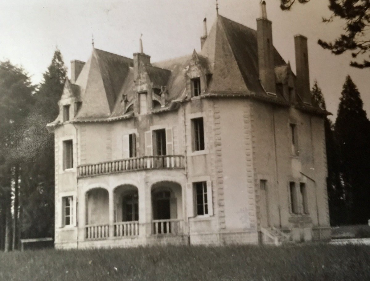 artrecovery's tweet photo. WANTED: Can anyone help identify this French chateau? Believed to be near Nantes, St. Nazaire, or Lorient. Working on a WWII case, thanks! https://t.co/1N8cE1CYvJ