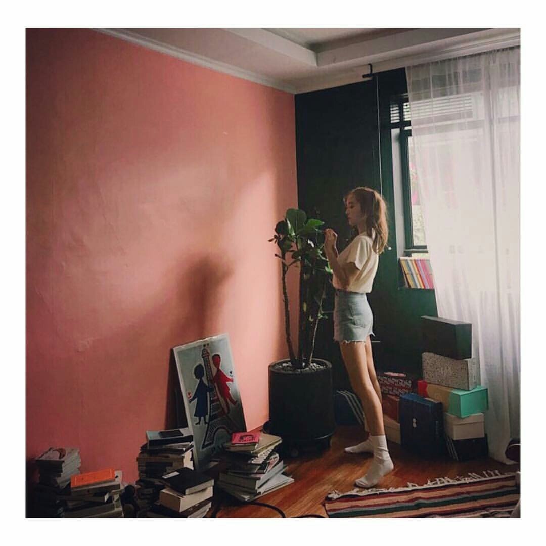 am_ampm's tweet photo. คลิปเปิดตัวคอน สรุปว่าใช้สถานที่ถ่ายทำเดียวกับ Fine จริงๆค่ะ โซฟาที่น้องแท กลิ้งนี่ สิก้าก็กลิ้งทับ🙊 วรั้ยยยยย /ขออภัยภาพกาก ไปแคปเขามา https://t.co/QwRFVaj7R3