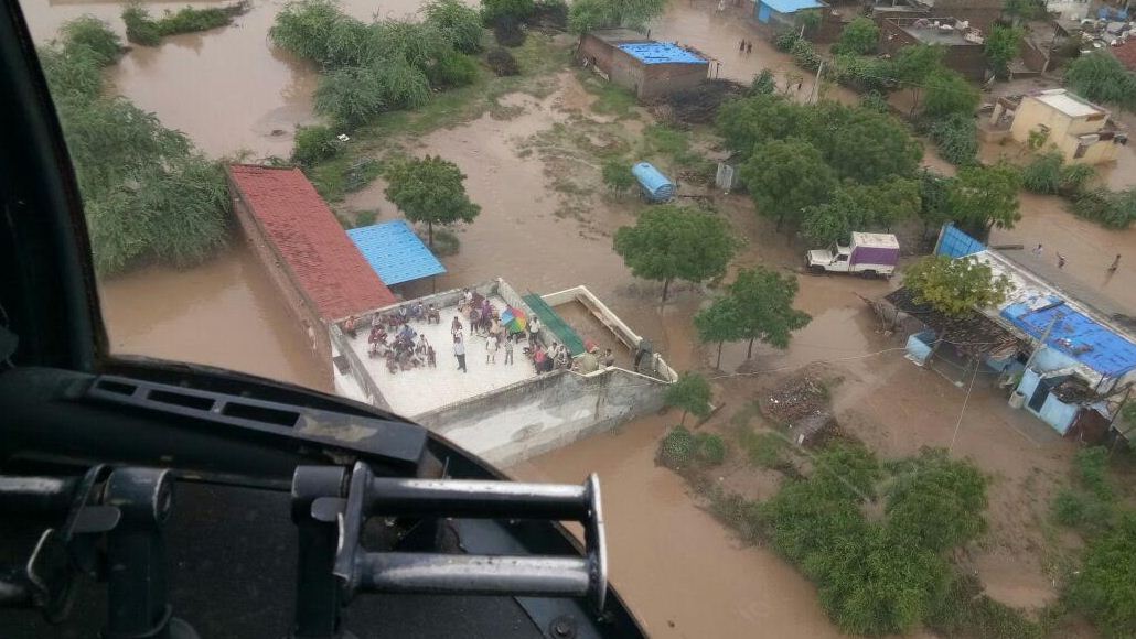 CMOGuj's tweet photo. A critically ill kidney patient trapped in flood waters in Patan dist airlifted &amp; admitted in Civil Hosp
Commendable rescue work by @IAF_MCC https://t.co/UdisEoz0gU