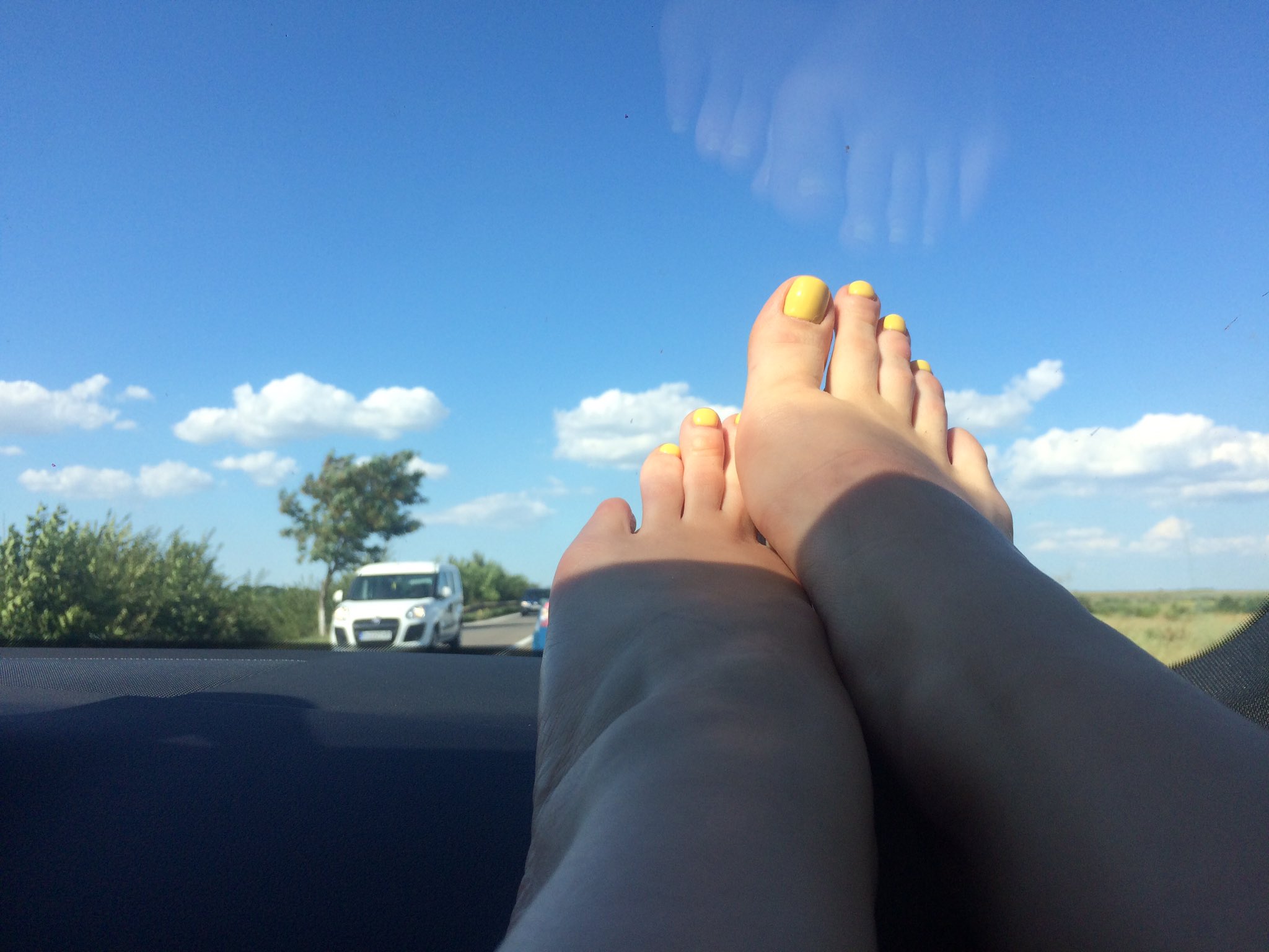 #SummerEscape #feetfetish #femdomme #empress @RTSubby_ @slaveCuck_ @rtcunt96 @livejasmin @RT4FD @rtdumb @RT_paypiggy https://t.co/ZBuEUUhDqt