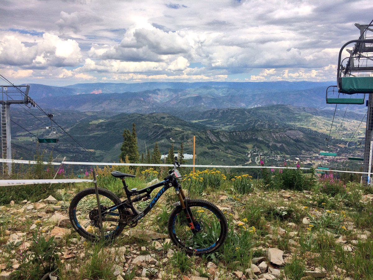 beckycookracing's tweet photo. It's race day 1 #ewsaspensnowmass Time to send this beast down some big ass hills! 👊✊️😬 #enduroworldseries #livingthedream #privateer https://t.co/jCVHqfBStC