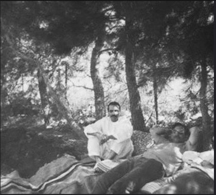 y2krajit's tweet photo. So the interim #Pakistan #PM's dad was in the PAF. Here he is with a more recognizable face, circa 1971, in Jordan (h/t Dr GN Kazi) https://t.co/LJwZKqxFUJ