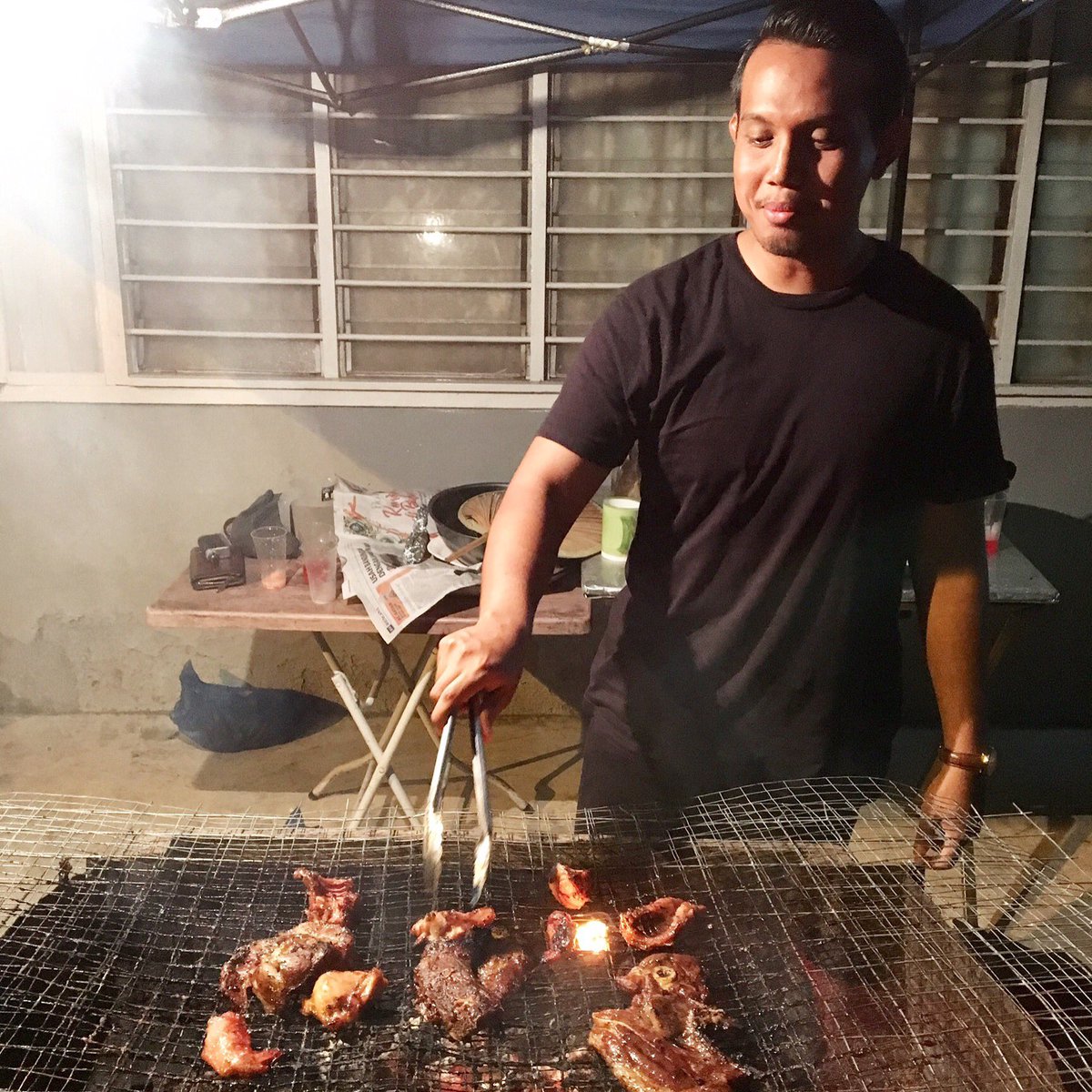 IlhamZulkiflie's tweet photo. Ingatkan datang makan je, rupanya kena tolong bakar juga. 😂 #lastopenhouse #rayakansebulan https://t.co/uRymEMQMG4