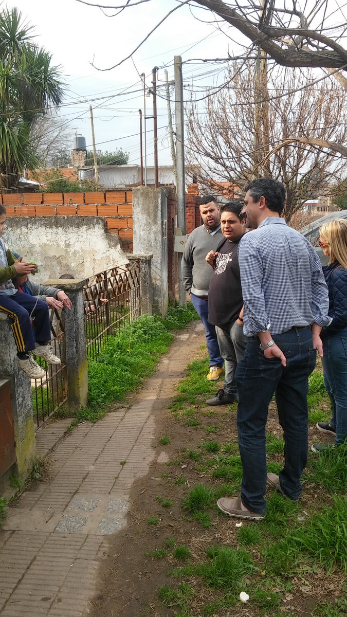 jarroyosi's tweet photo. Junto a los que más nos necesitan, escuchando sus inquietudes y problemas!! #CambiandoJuntos #VillaZapiola #Moreno. https://t.co/gjTL1sah7A