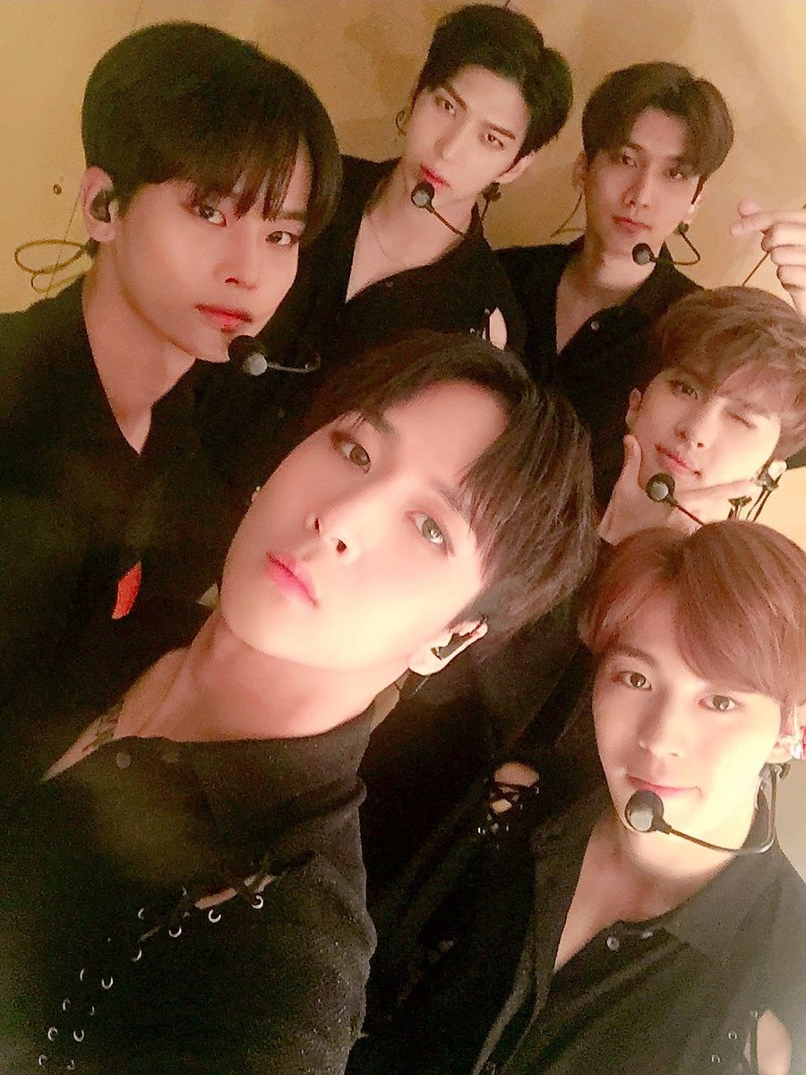 RealVIXX's tweet photo. 나는 로빅이다. 20170729 <#VIXX FAN MEETING TOUR IN SE-ASIA> 인도네시아 공연을 마친 #빅스 요원들의 모습이다. 오늘도 뜨겁게 함께해준 별빛요원들 모두 고맙습니다! #Indonesia #Jakarta https://t.co/timFOR966a