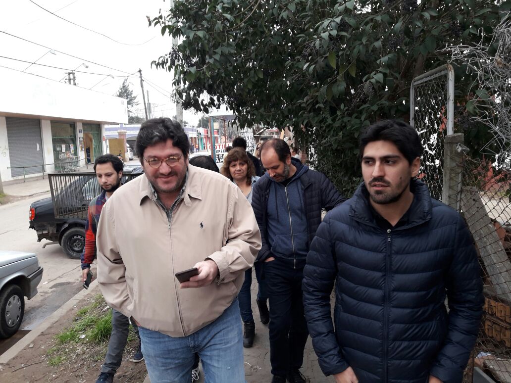 coppolaleonardo's tweet photo. Recorriendo las calles de #VillaZapiola junto a @pabloavelluto 
Seguimos cerca tuyo!. Seguimos #CambiandoJuntos https://t.co/V2hraOZYdL