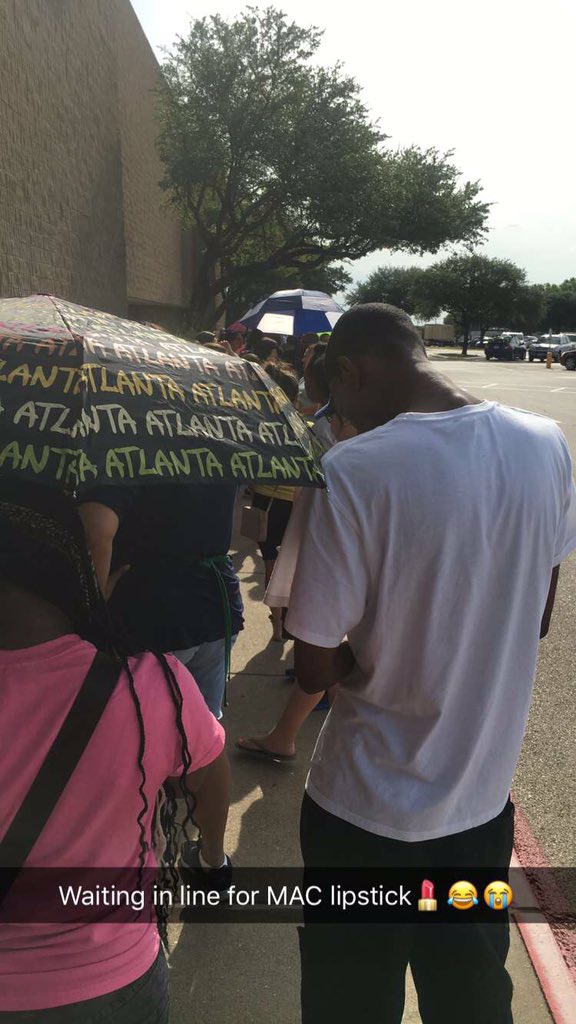 EmaniPayneTV's tweet image. Waiting in line for @MACcosmetics lipstick😭💄💕 #ItsSerious